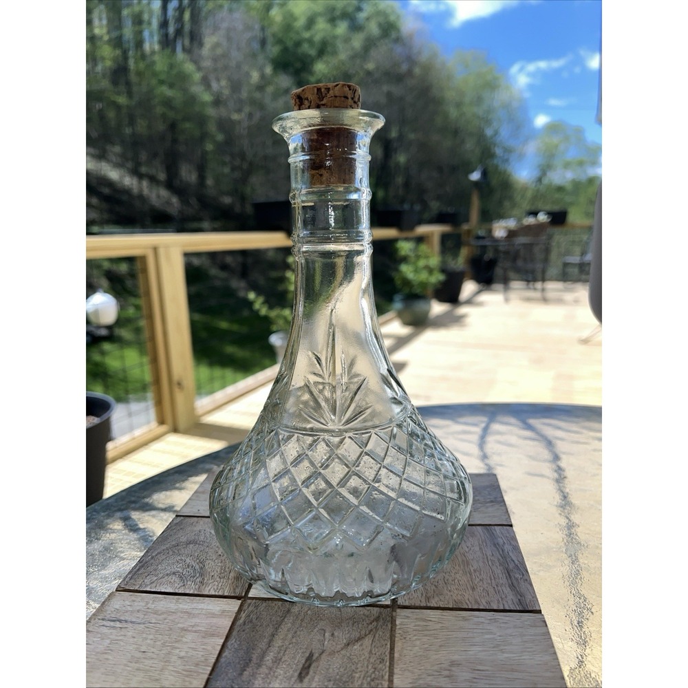 Vtg Diamond Glass Decanter Mogen David MD 1980-6 Cork Stopper Approx. 9.5" Tall